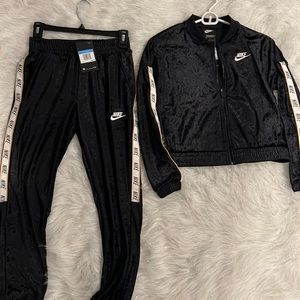 Nike Velour Track Suit.  Girls.  Size Medium.  Never worn.